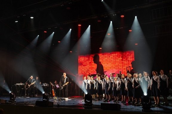 Pink Floyd Show & Durga McBroom &Ocy;&rcy;&icy;&gcy;&icy;&ncy;&acy;&lcy;&softcy;&ncy;&ycy;&jcy; &gcy;&ocy;&lcy;&ocy;&scy; Pink Floyd&period; &Lcy;&iecy;&gcy;&iecy;&ncy;&dcy;&acy; &vcy;&ocy;&zcy;&vcy;&rcy;&acy;&shchcy;&acy;&iecy;&tcy;&scy;&yacy;
