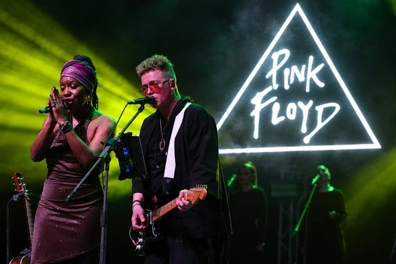Pink Floyd Show & Durga McBroom &Ocy;&rcy;&icy;&gcy;&icy;&ncy;&acy;&lcy;&softcy;&ncy;&ycy;&jcy; &gcy;&ocy;&lcy;&ocy;&scy; Pink Floyd&period; &Lcy;&iecy;&gcy;&iecy;&ncy;&dcy;&acy; &vcy;&ocy;&zcy;&vcy;&rcy;&acy;&shchcy;&acy;&iecy;&tcy;&scy;&yacy;