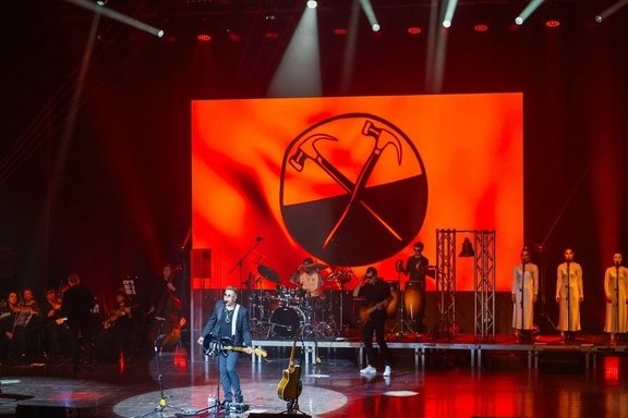 Pink Floyd Show & Durga McBroom &Ocy;&rcy;&icy;&gcy;&icy;&ncy;&acy;&lcy;&softcy;&ncy;&ycy;&jcy; &gcy;&ocy;&lcy;&ocy;&scy; Pink Floyd&period; &Lcy;&iecy;&gcy;&iecy;&ncy;&dcy;&acy; &vcy;&ocy;&zcy;&vcy;&rcy;&acy;&shchcy;&acy;&iecy;&tcy;&scy;&yacy;