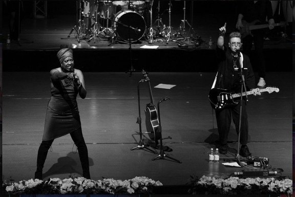 Pink Floyd Show & Durga McBroom &Ocy;&rcy;&icy;&gcy;&icy;&ncy;&acy;&lcy;&softcy;&ncy;&ycy;&jcy; &gcy;&ocy;&lcy;&ocy;&scy; Pink Floyd&period; &Lcy;&iecy;&gcy;&iecy;&ncy;&dcy;&acy; &vcy;&ocy;&zcy;&vcy;&rcy;&acy;&shchcy;&acy;&iecy;&tcy;&scy;&yacy;
