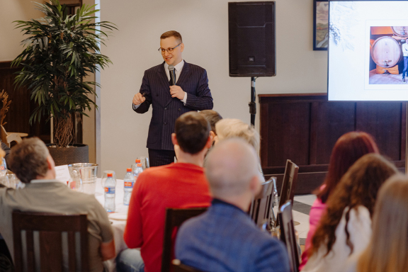 &Fcy;&iecy;&scy;&tcy;&icy;&vcy;&acy;&lcy;&softcy; &vcy;&icy;&ncy;&acy; &icy; &kcy;&rcy;&iecy;&pcy;&kcy;&icy;&khcy; &ncy;&acy;&pcy;&icy;&tcy;&kcy;&ocy;&vcy; &Mcy;&Acy;&Vcy;&Tcy;-&Vcy;&icy;&ncy;&ocy;&tcy;&iecy;&kcy;&acy;