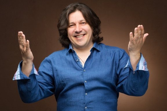 "&Vcy; &shcy;&ucy;&mcy;&ncy;&ocy;&mcy; &zcy;&acy;&lcy;&iecy; &rcy;&iecy;&scy;&tcy;&ocy;&rcy;&acy;&ncy;&acy;&period;&period;&period;" &Scy;&iecy;&rcy;&gcy;&iecy;&jcy; &Dcy;&ucy;&bcy;&rcy;&ocy;&vcy;&icy;&ncy;&comma; &ecy;&kcy;&scy;-&Fcy;&rcy;&icy;&scy;&tcy;&acy;&jcy;&lcy;