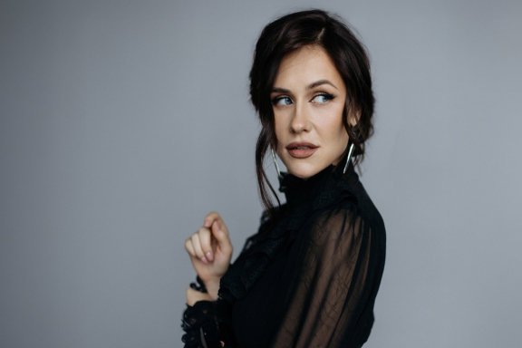 &Ocy;&lcy;&softcy;&gcy;&acy; &Mcy;&acy;&lcy;&acy;&shchcy;&iecy;&ncy;&kcy;&ocy;&period; Stand Up